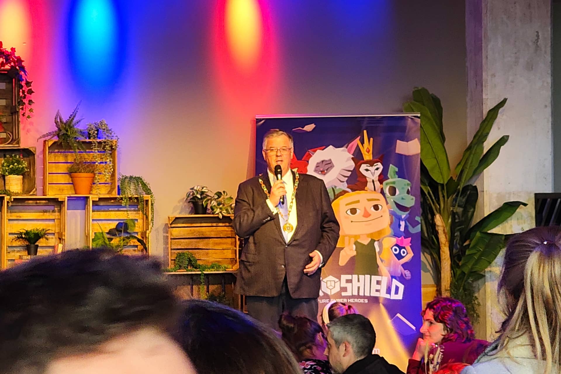 Burgemeester Hubert Bruls reikt HackShield prijs uit